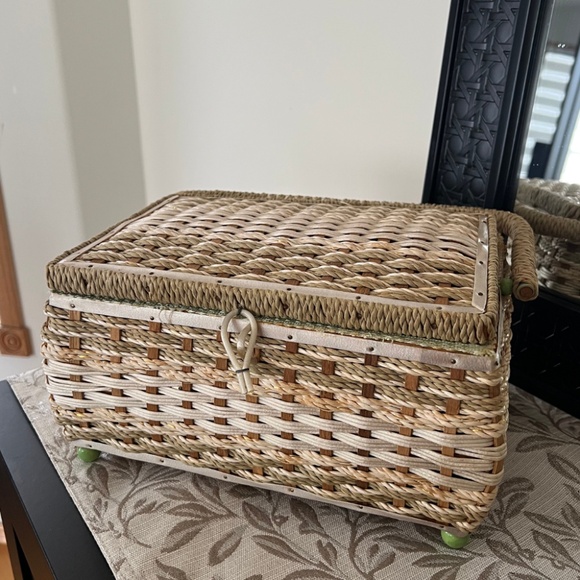 Vintage Sewing Basket - Woven with Satin Lining and Mint Green Details - Picture 3 of 9
